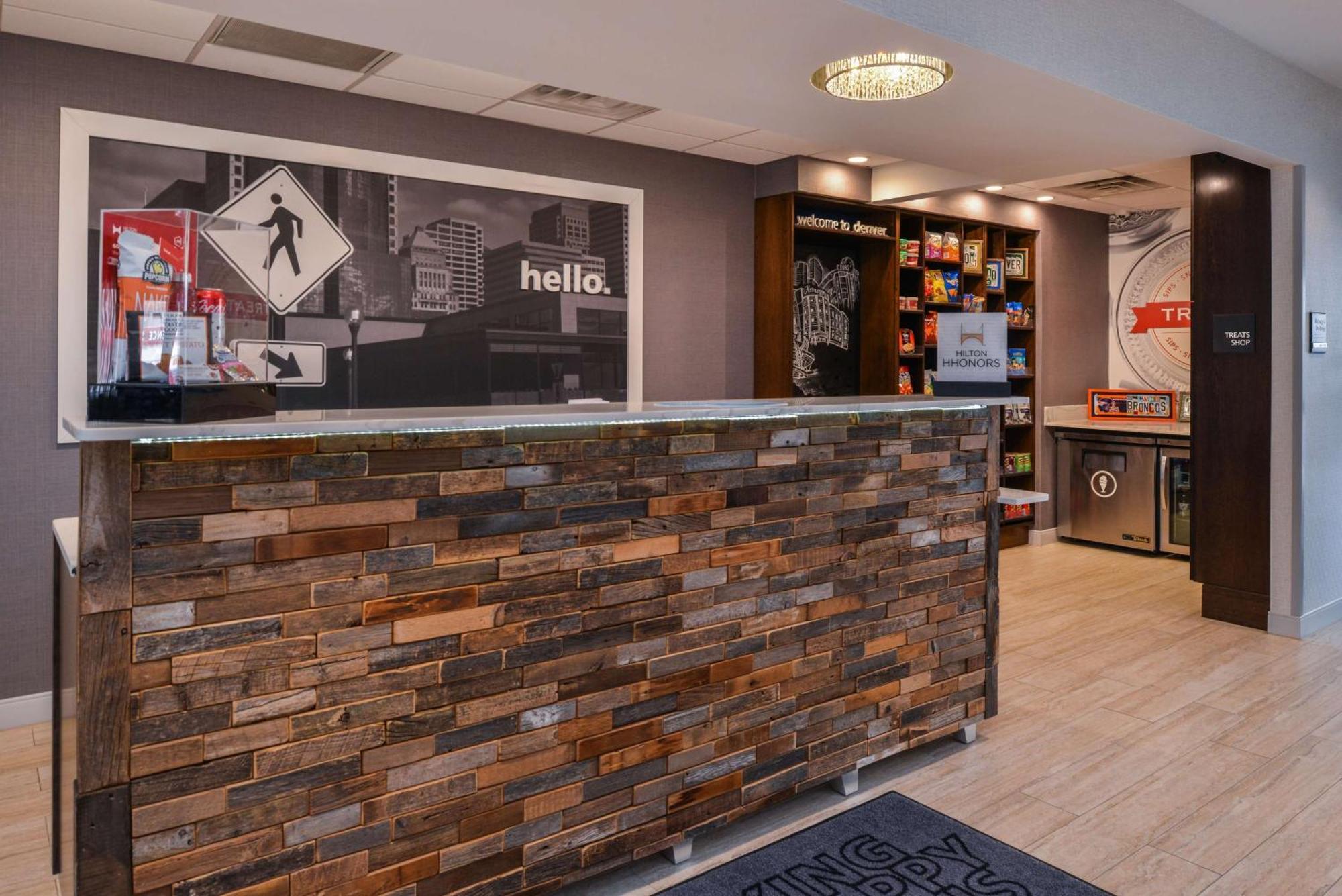 Hampton Inn & Suites Denver-Speer Boulevard Exterior photo