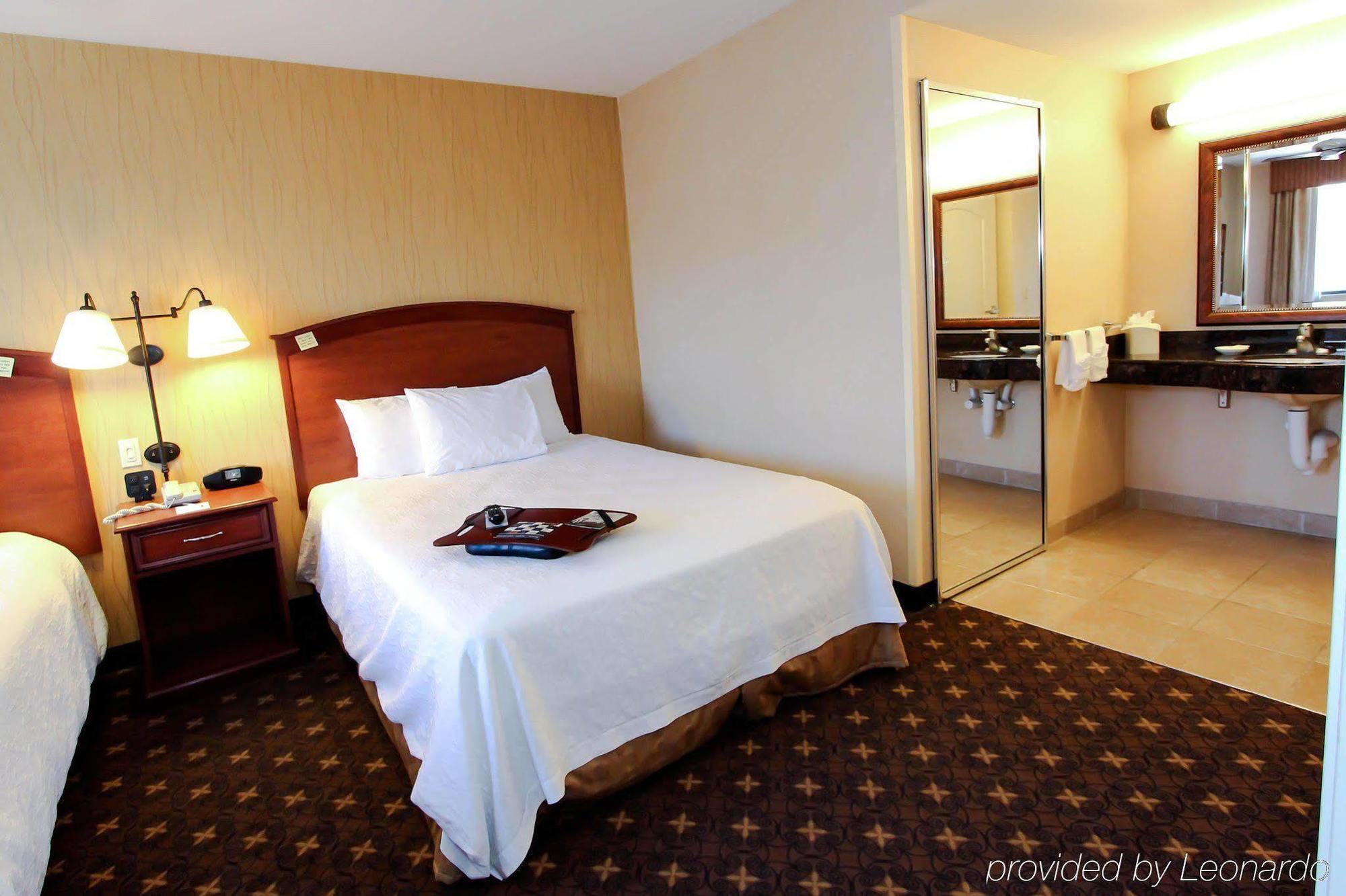 Hampton Inn & Suites Denver-Speer Boulevard Exterior photo